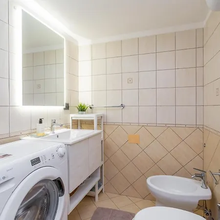 Duplex In Trendy Area