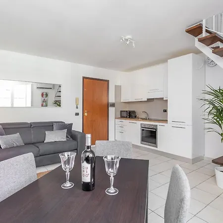 Duplex In Trendy Area