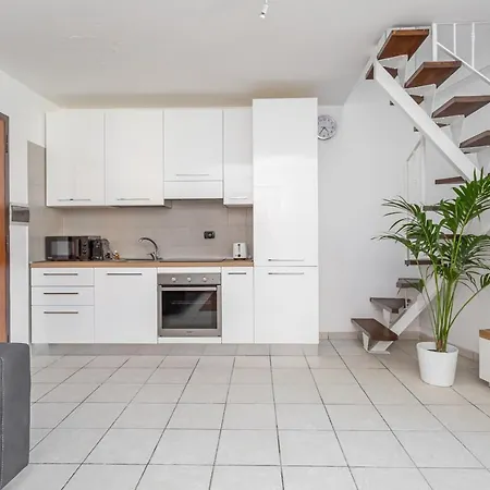 Duplex In Trendy Area Lejlighed Rom