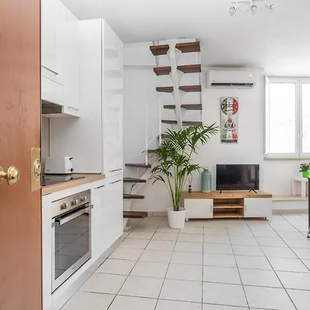 Duplex In Trendy Area Rom