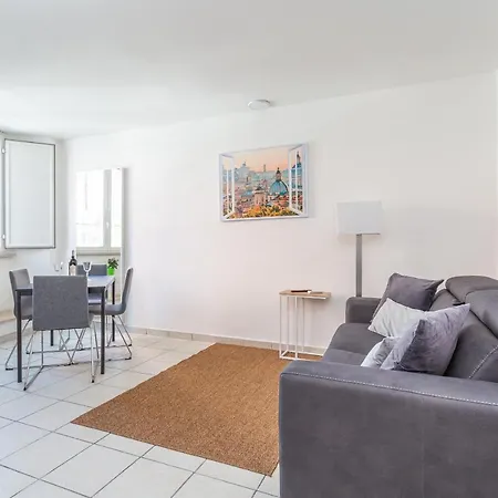 Duplex In Trendy Area Lejlighed