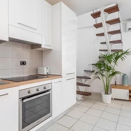 Duplex In Trendy Area *