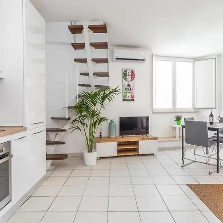 Duplex In Trendy Area * Rom